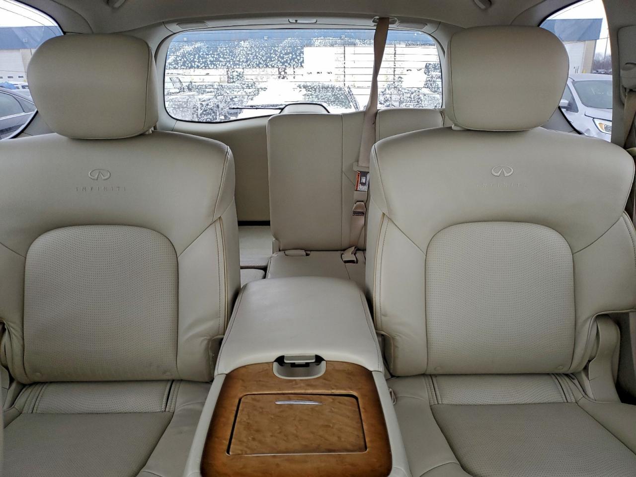 2011 INFINITI QX56 photo 28