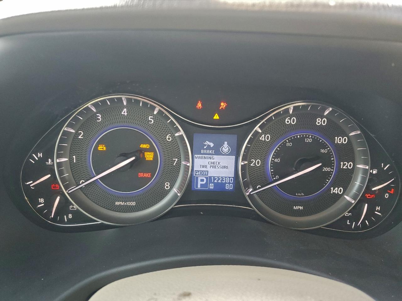 2011 INFINITI QX56 photo 25