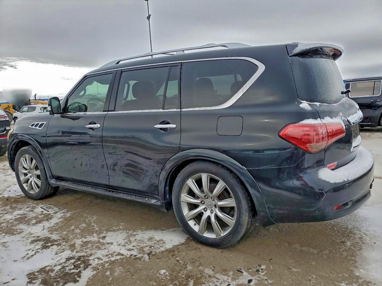 2011 INFINITI QX56 photo 4