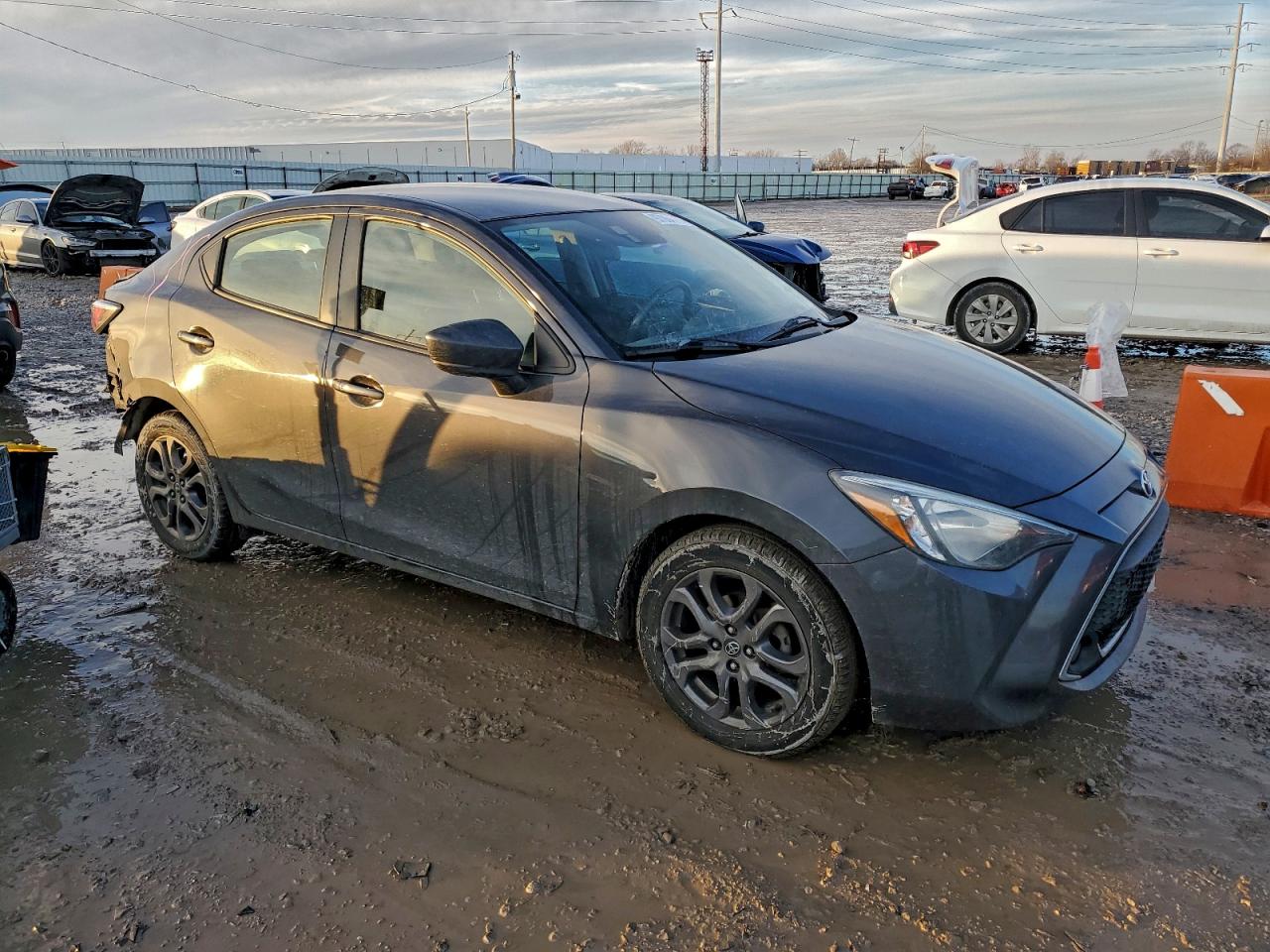 2019 TOYOTA YARIS photo 4