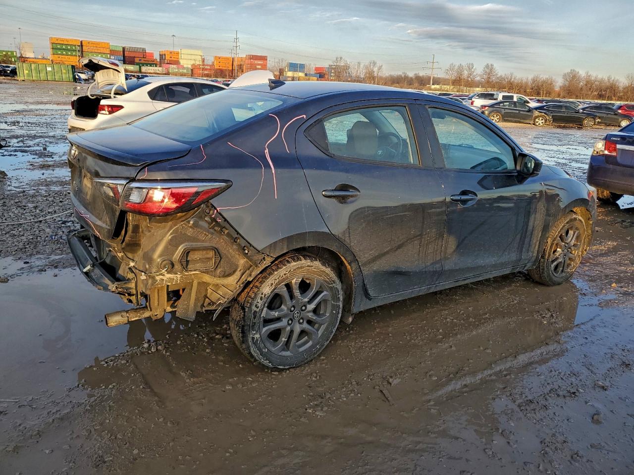 2019 TOYOTA YARIS photo 3
