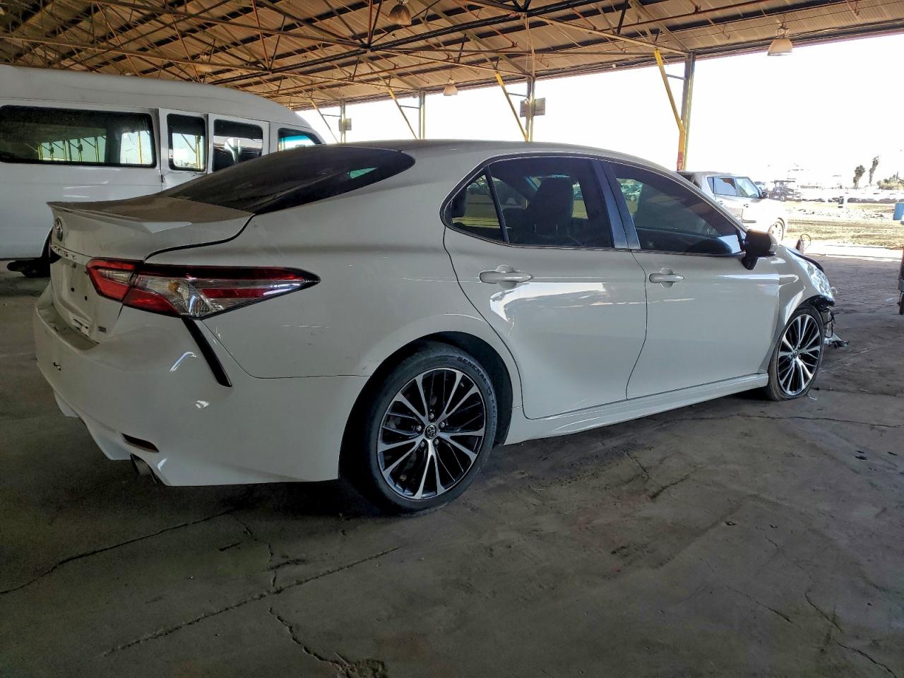 2018 TOYOTA CAMRY L photo 3
