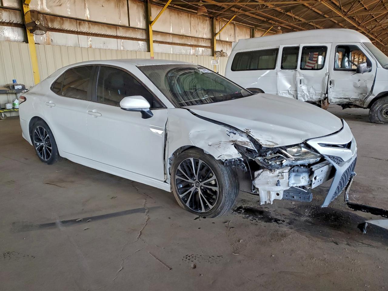 2018 TOYOTA CAMRY L photo 4