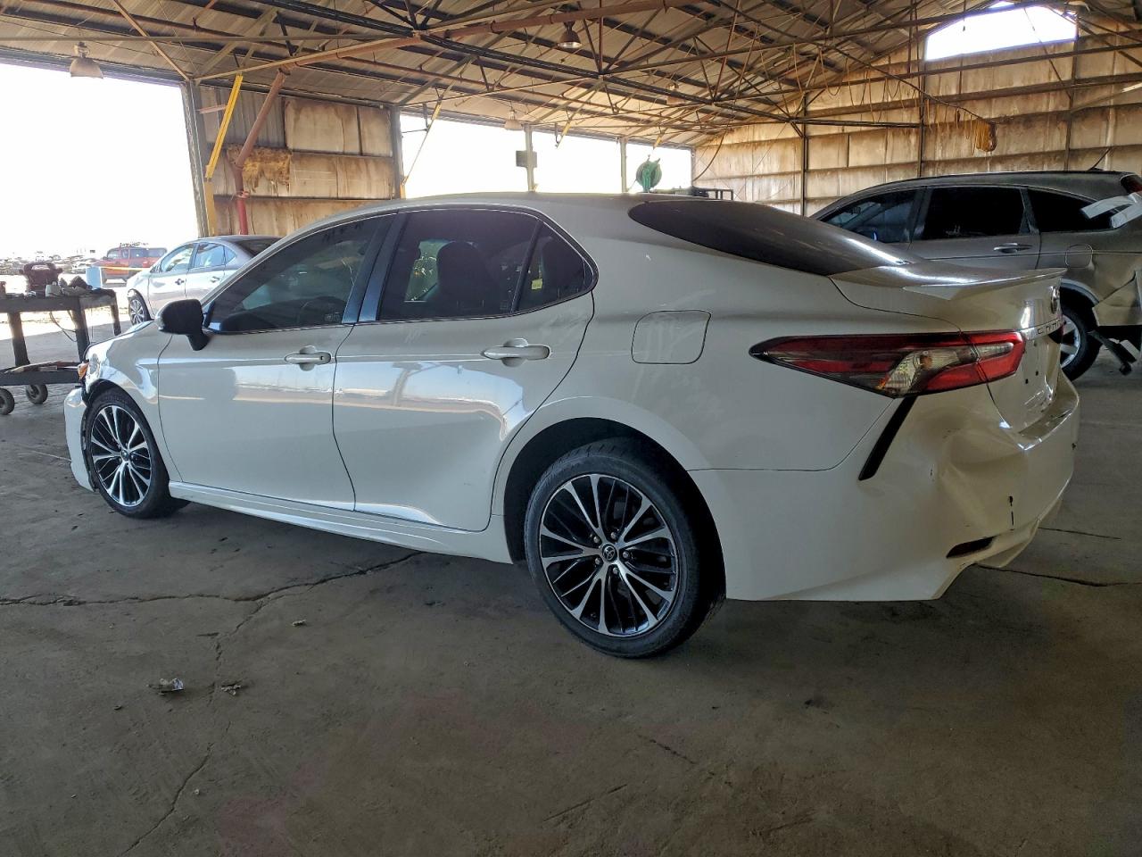 2018 TOYOTA CAMRY L photo 2