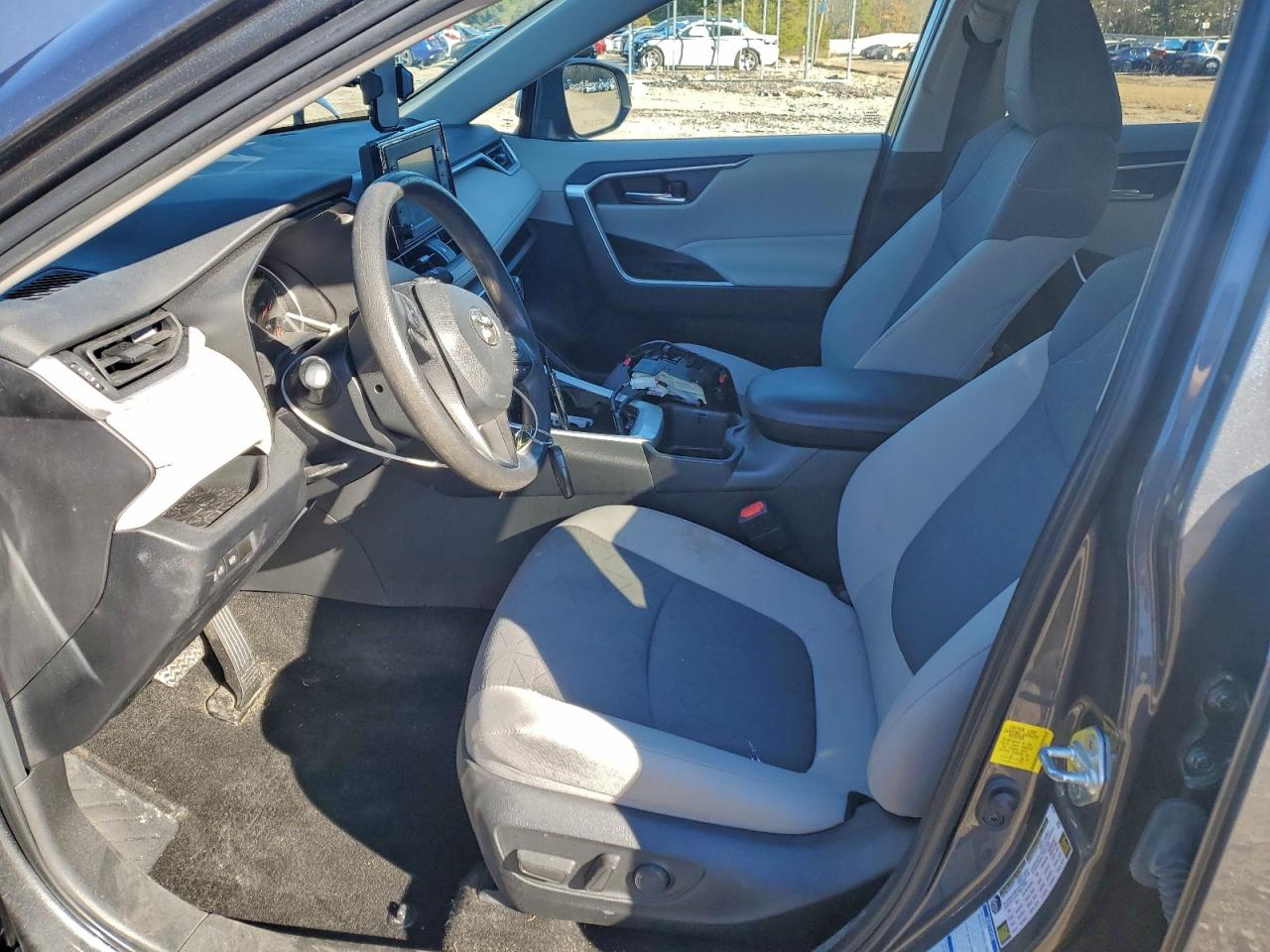 2022 TOYOTA RAV4 XLE photo 7