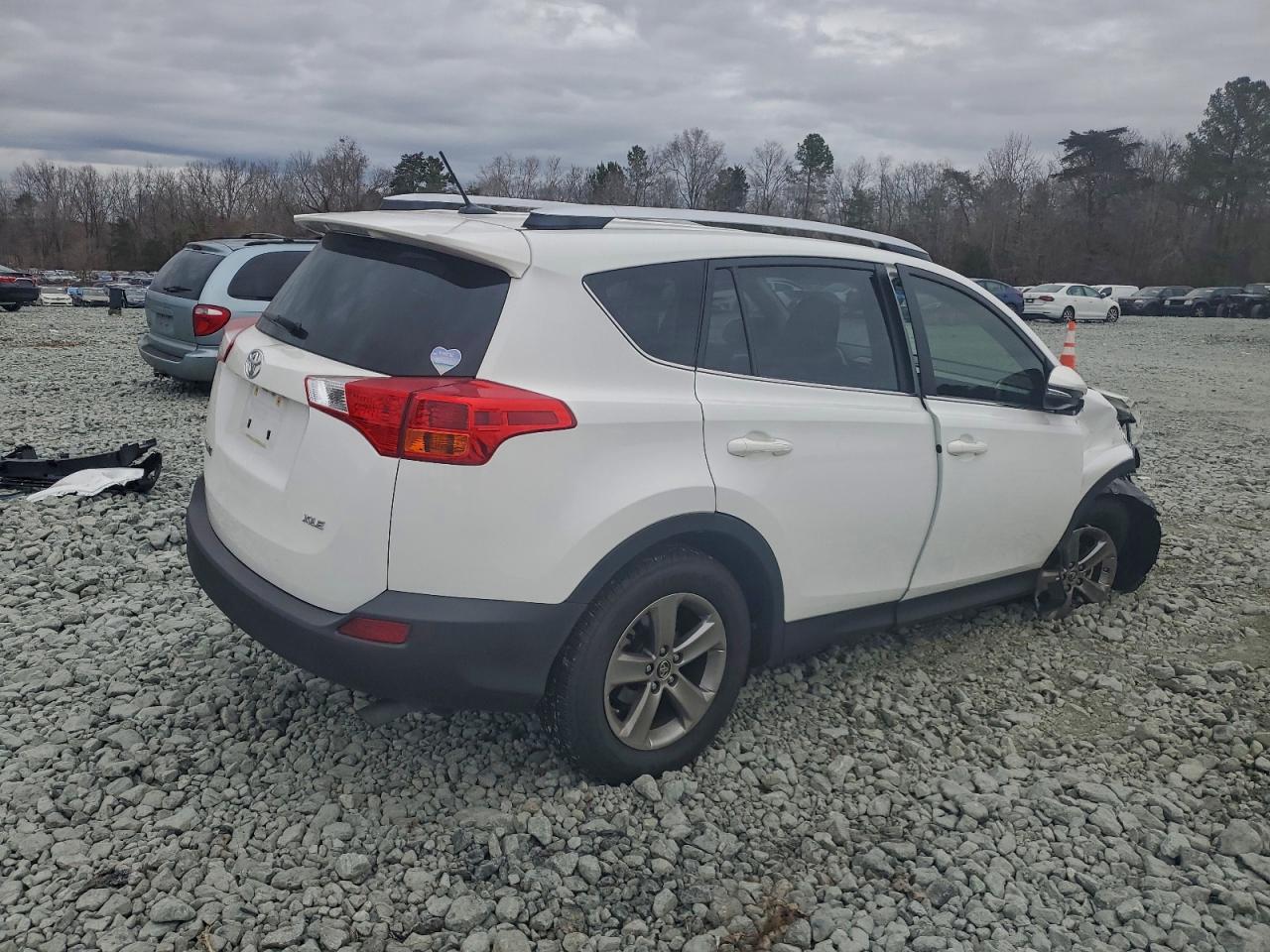2015 TOYOTA RAV4 XLE photo 3