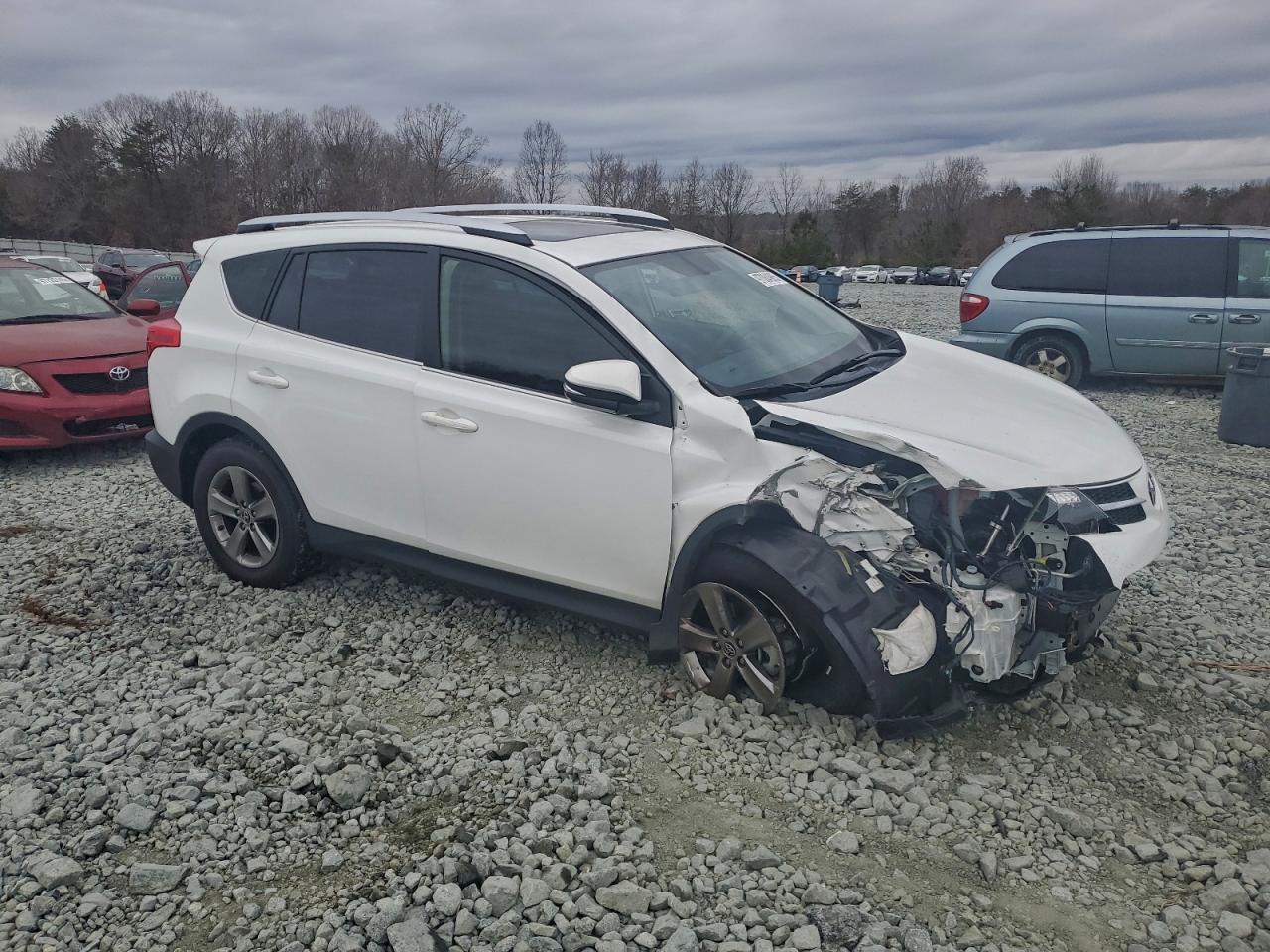 2015 TOYOTA RAV4 XLE photo 4