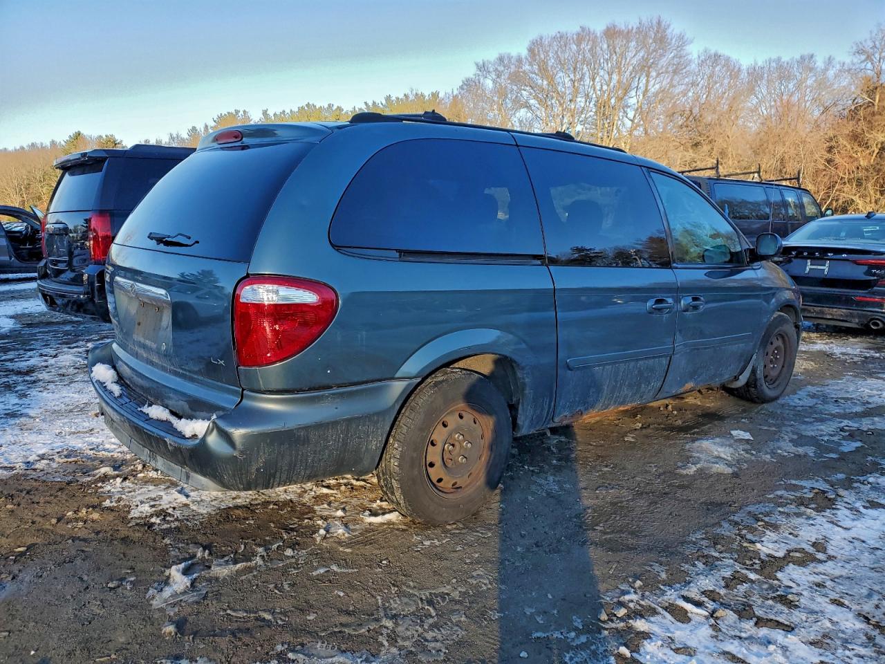 2005 CHRYSLER TOWN & COUNTRY LX photo 3