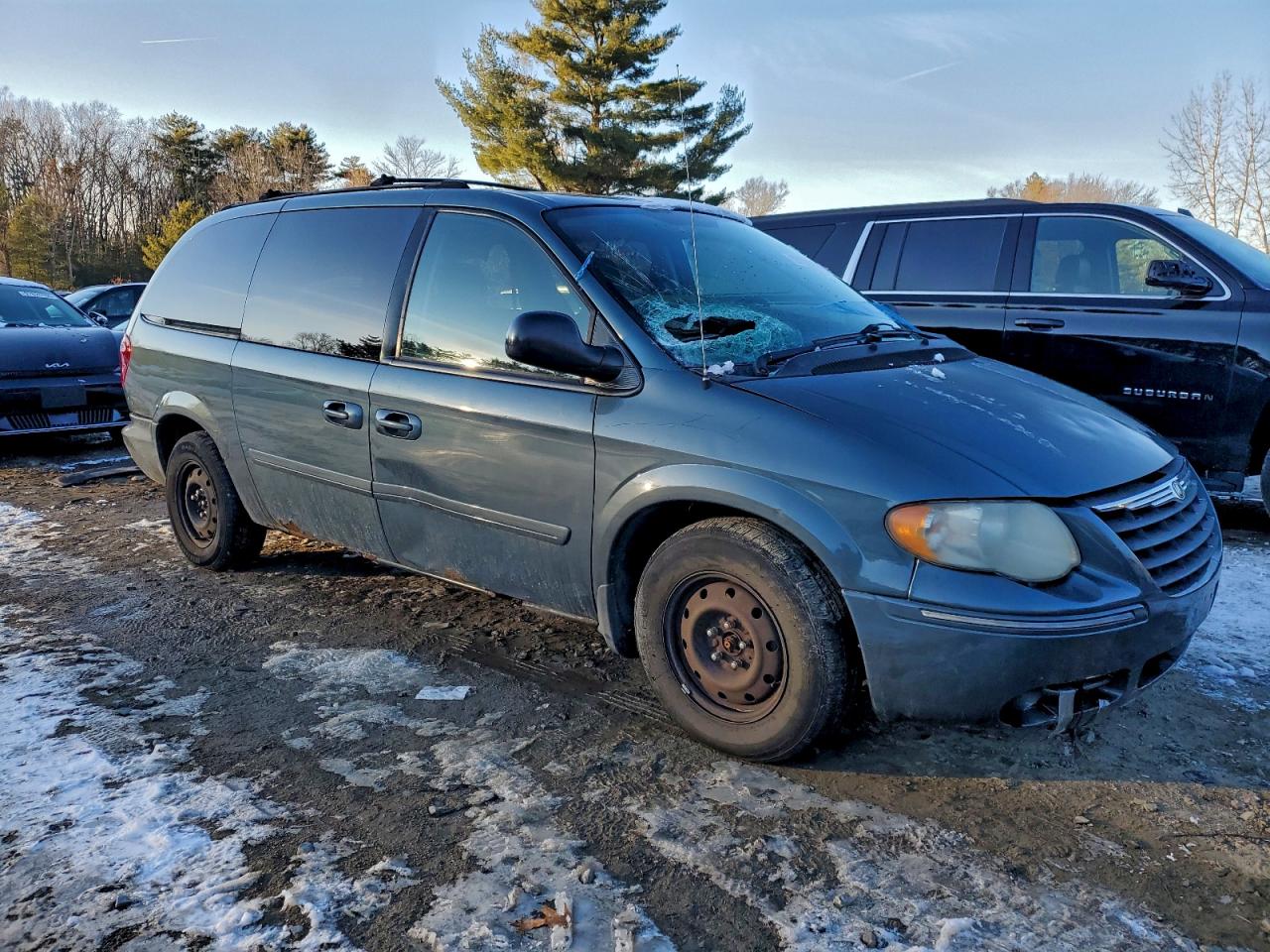2005 CHRYSLER TOWN & COUNTRY LX photo 4