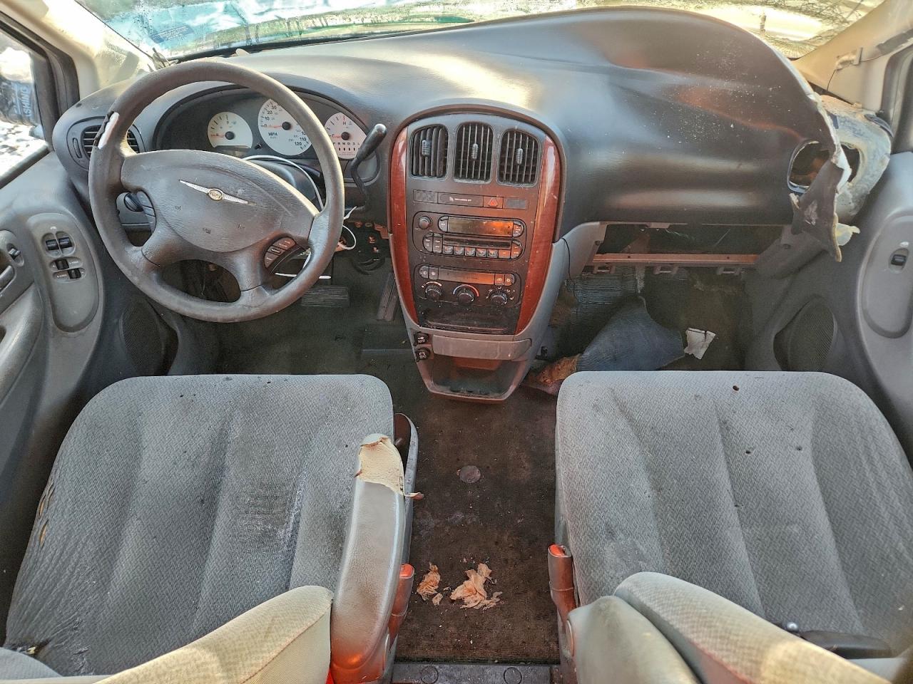 2005 CHRYSLER TOWN & COUNTRY LX photo 8