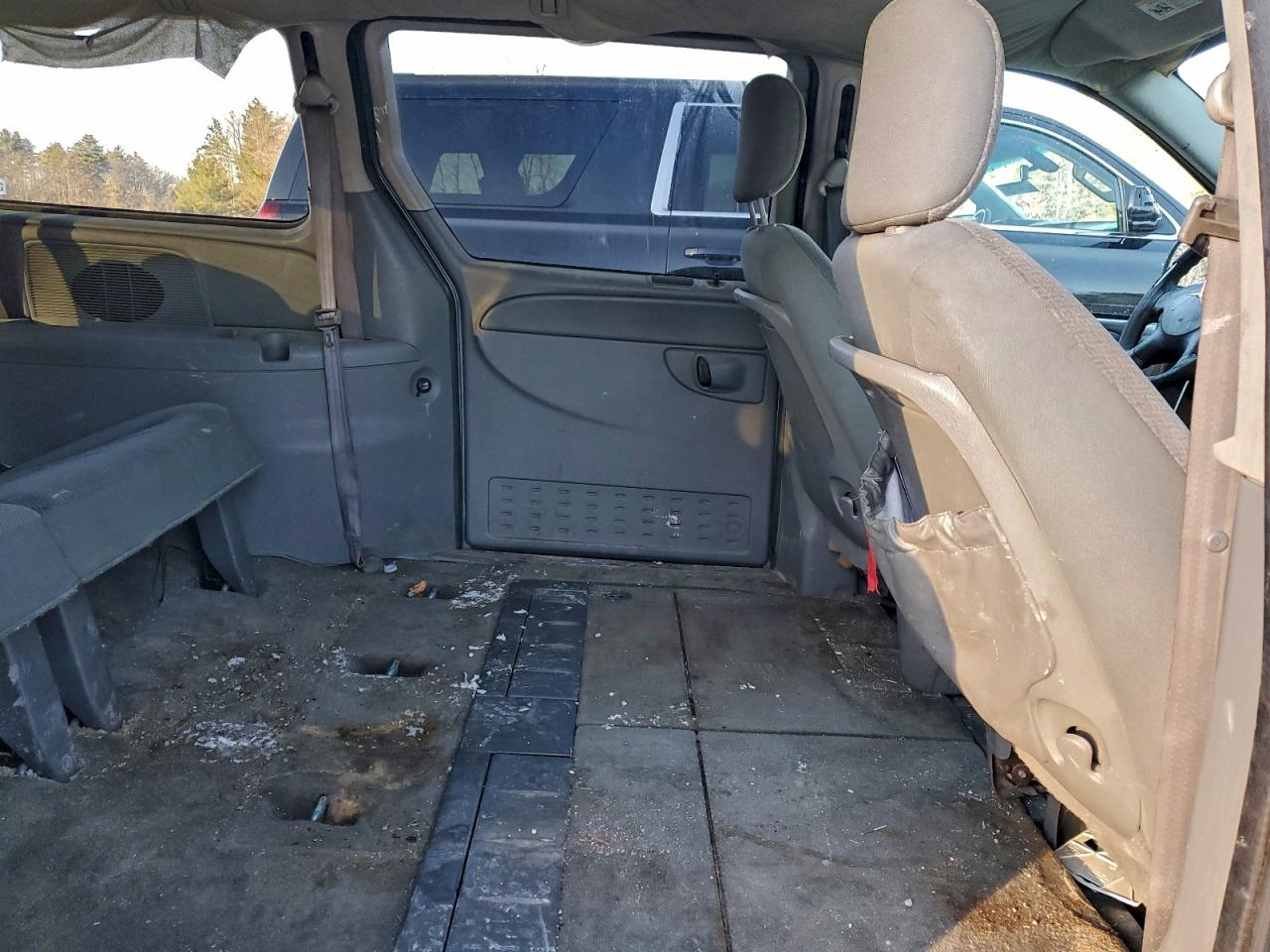 2005 CHRYSLER TOWN & COUNTRY LX photo 11