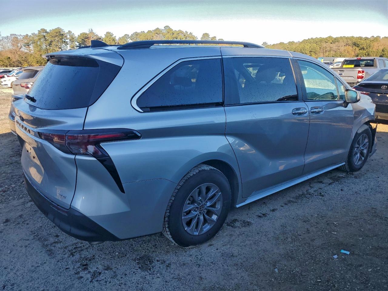 2025 TOYOTA SIENNA XLE photo 7