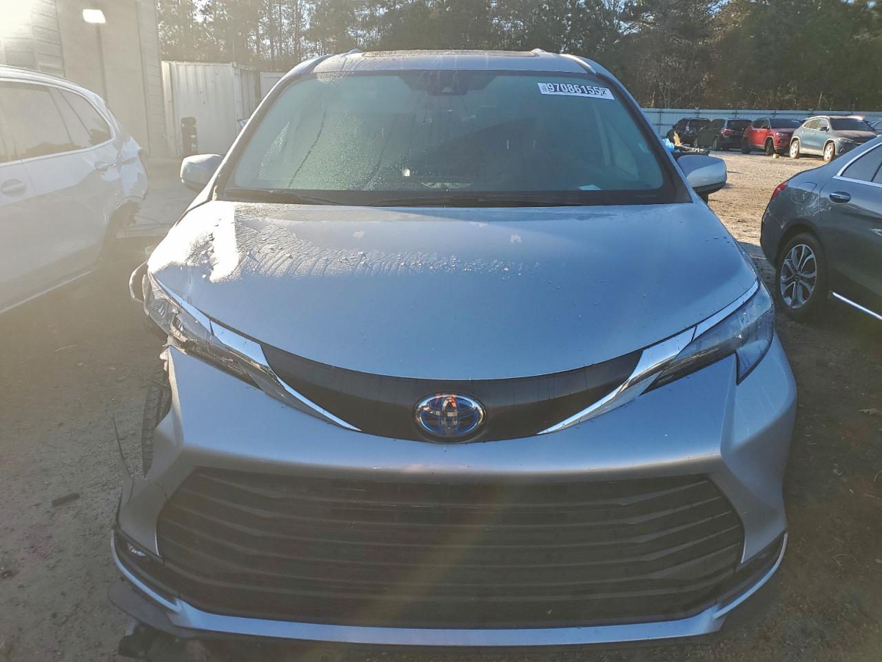 2025 TOYOTA SIENNA XLE photo 13