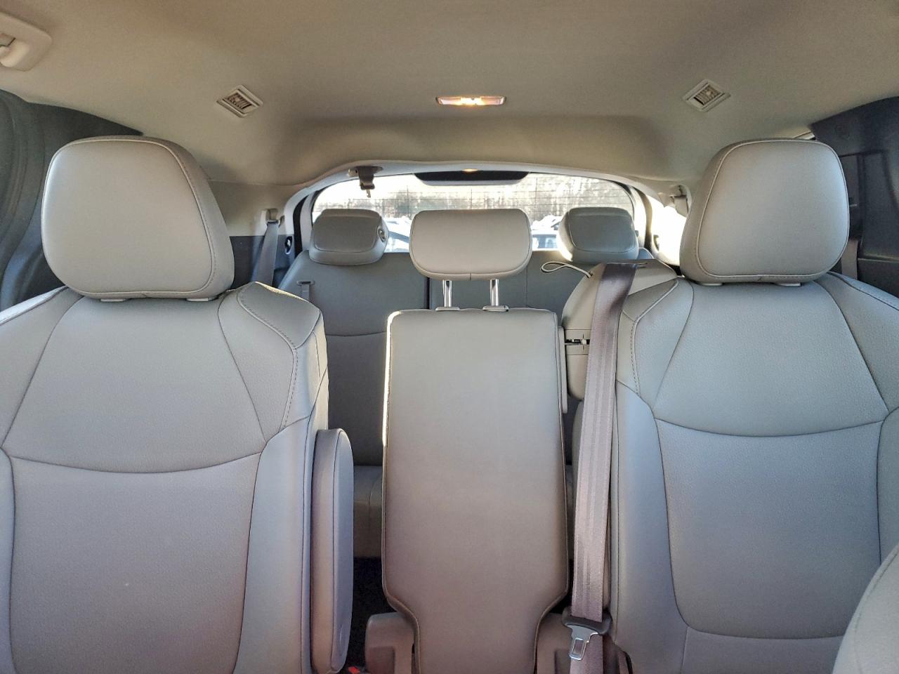 2025 TOYOTA SIENNA XLE photo 28