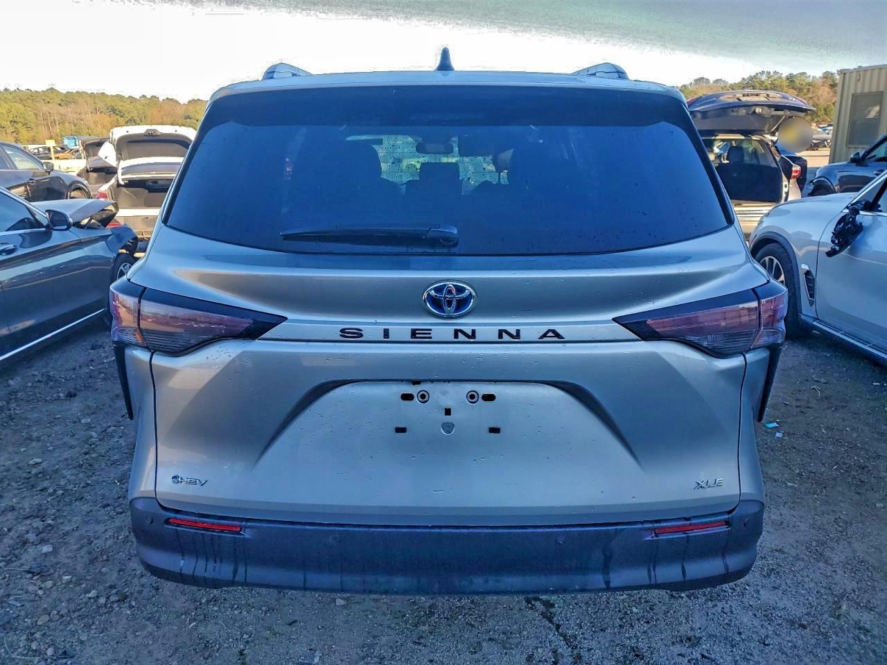 2025 TOYOTA SIENNA XLE photo 16
