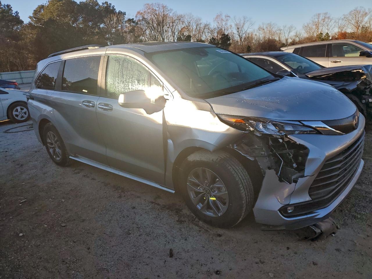 2025 TOYOTA SIENNA XLE photo 10