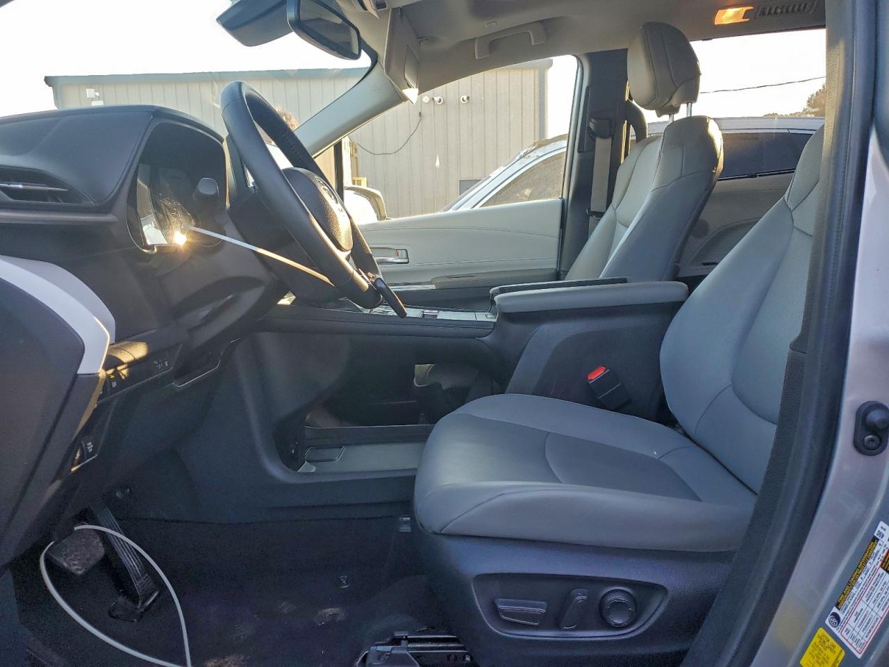 2025 TOYOTA SIENNA XLE photo 19