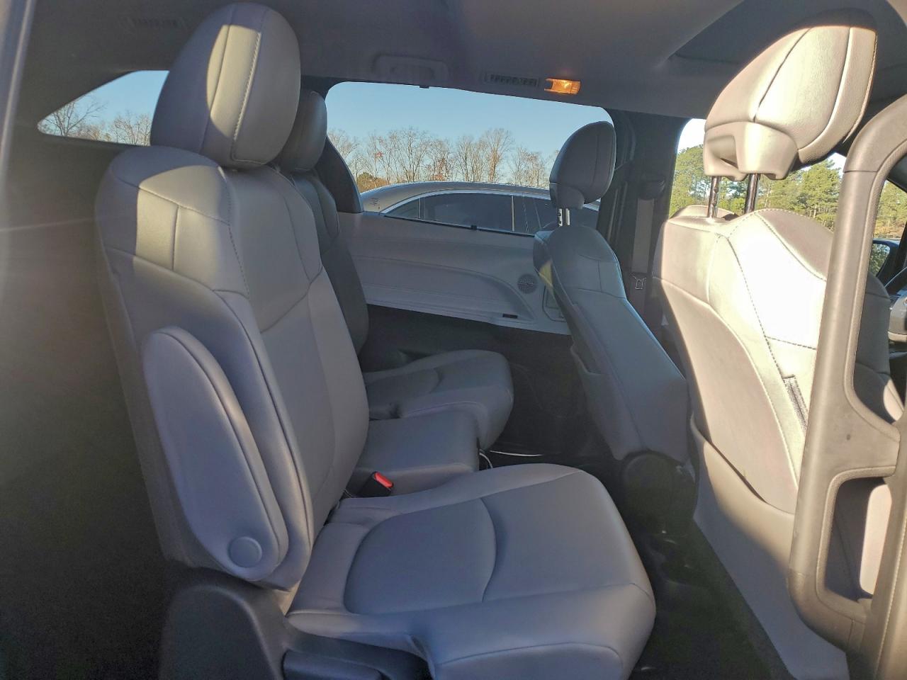2025 TOYOTA SIENNA XLE photo 31