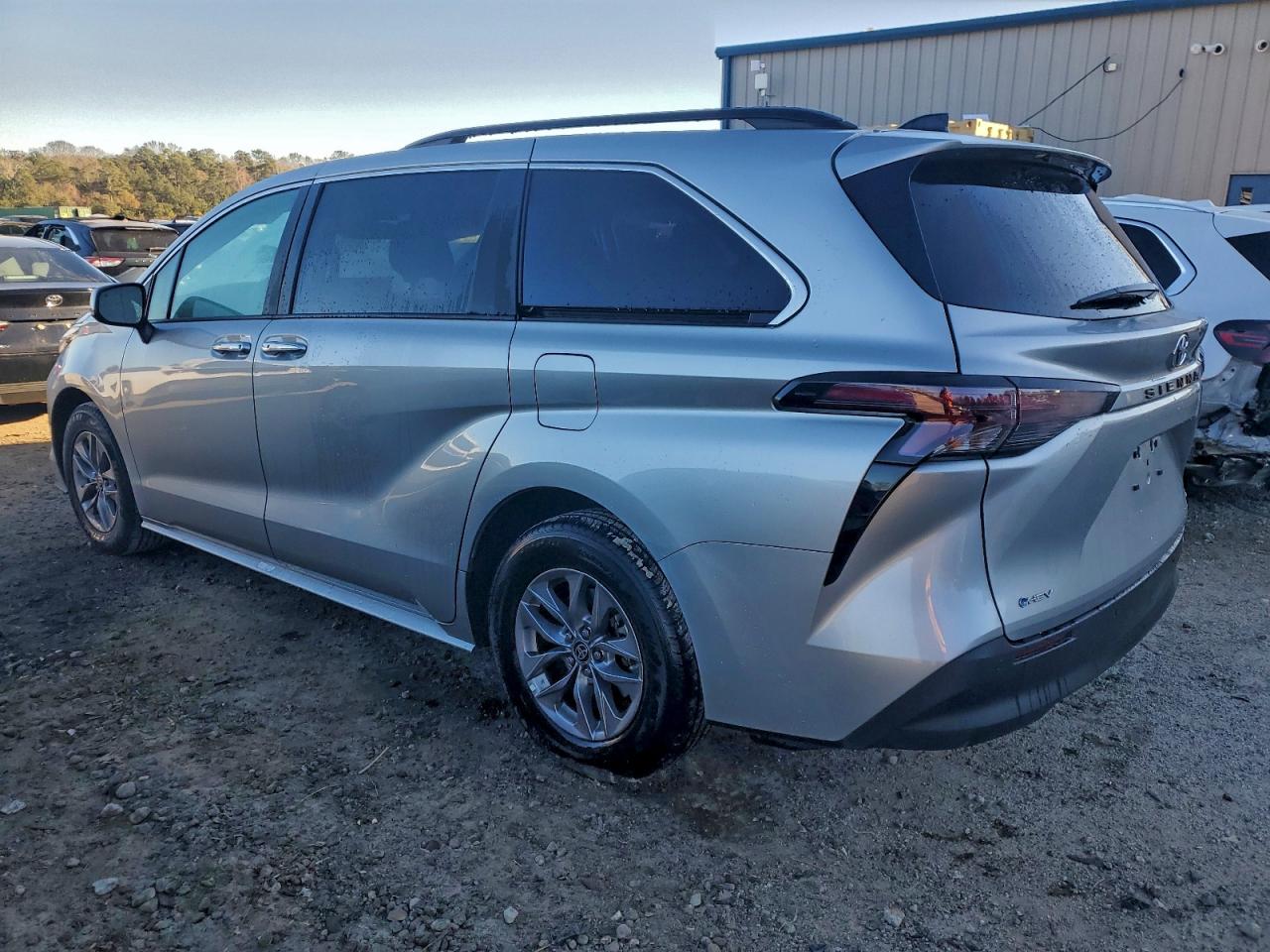 2025 TOYOTA SIENNA XLE photo 4