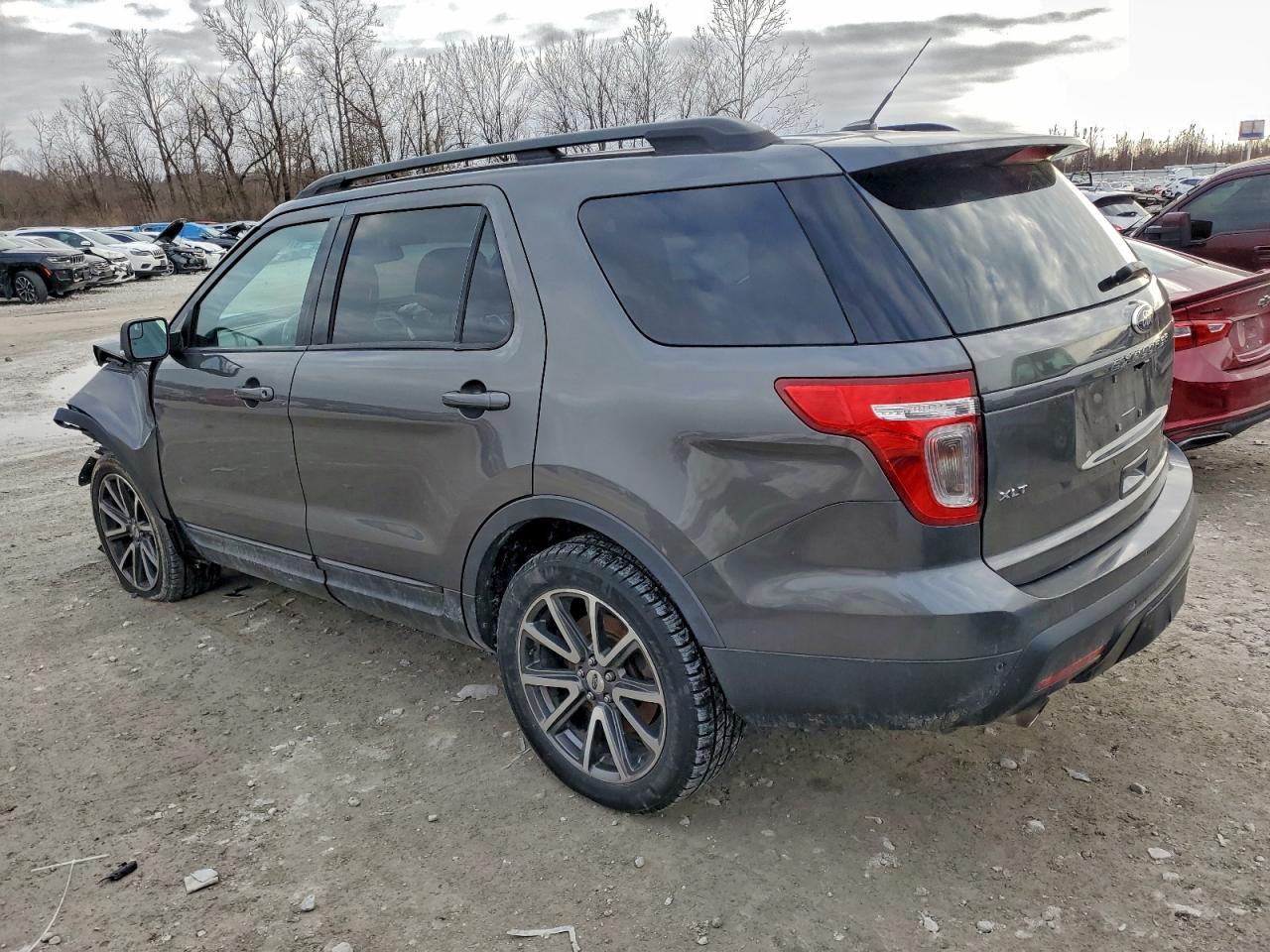 2015 FORD EXPLORER XLT photo 4