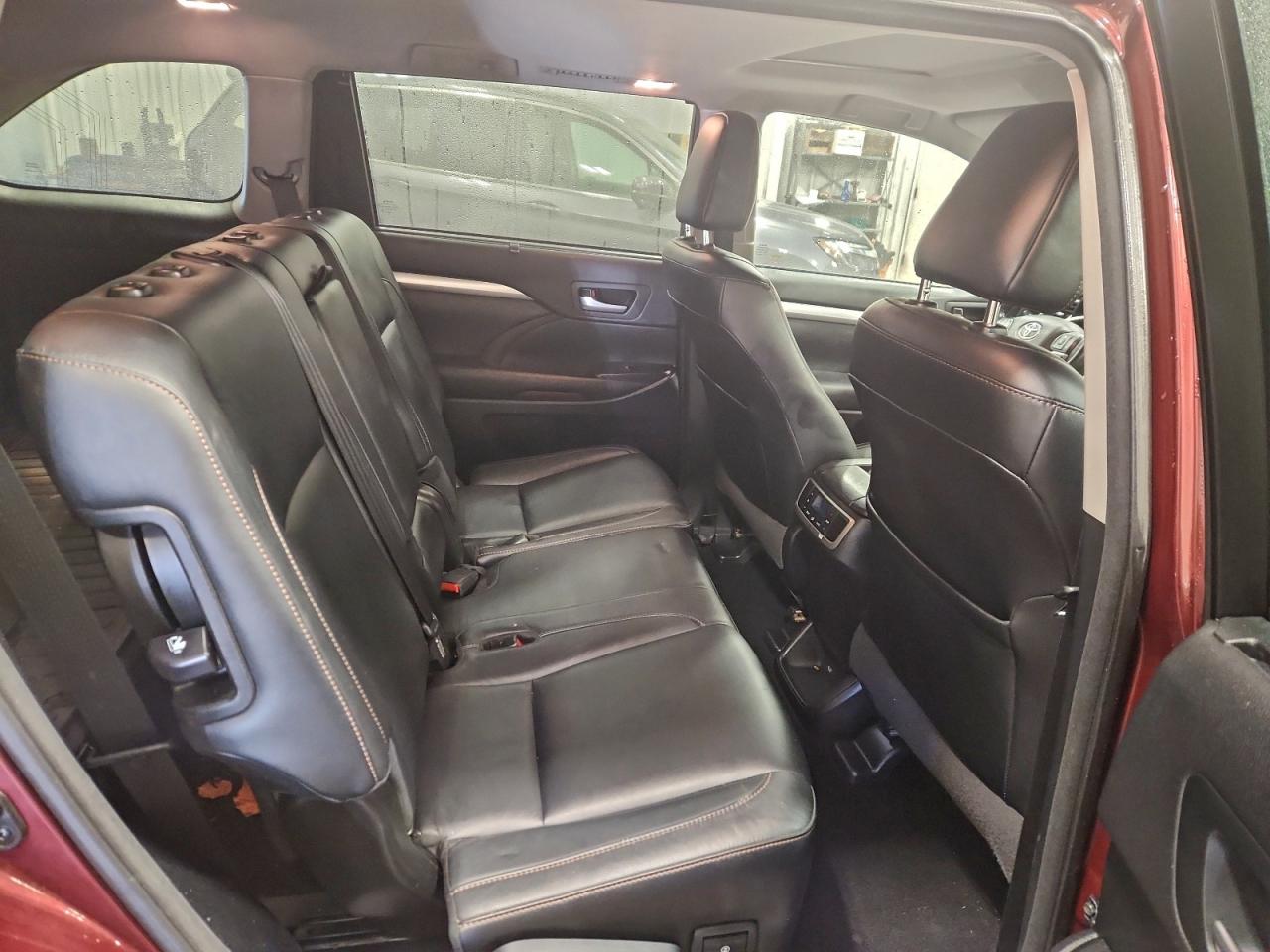2017 TOYOTA HIGHLANDER SE photo 21