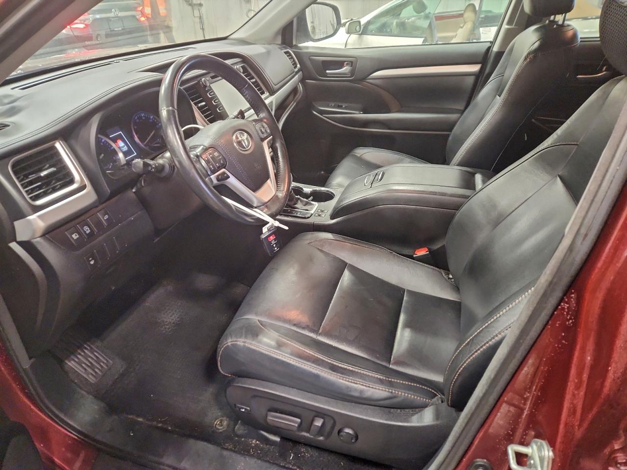 2017 TOYOTA HIGHLANDER SE photo 13