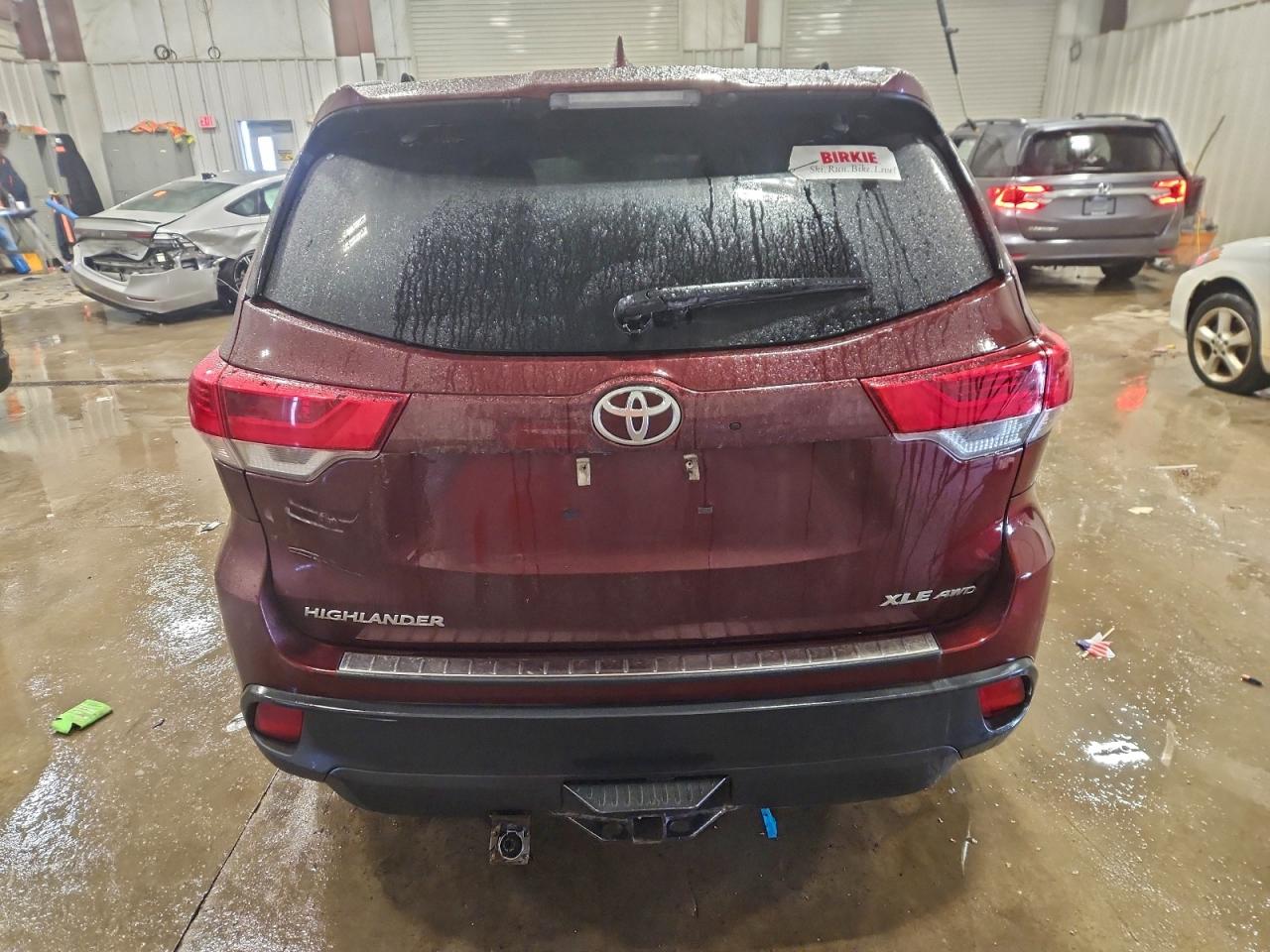 2017 TOYOTA HIGHLANDER SE photo 11