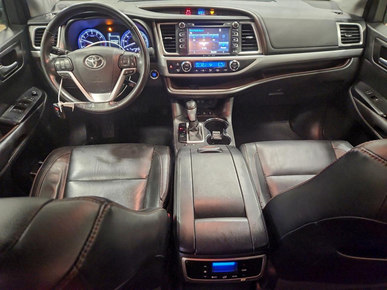 2017 TOYOTA HIGHLANDER SE photo 15