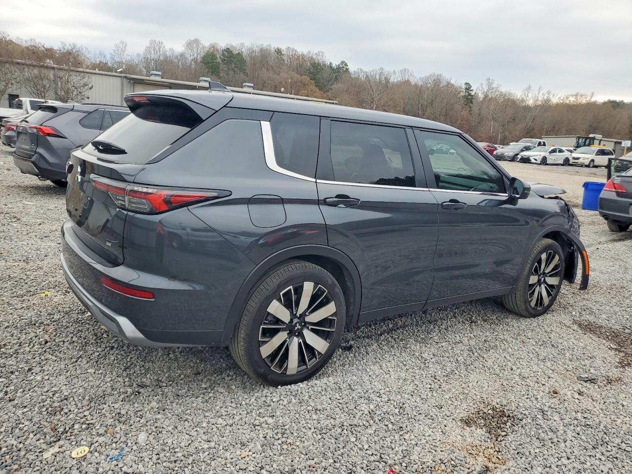 2025 MITSUBISHI OUTLANDER SE photo 3