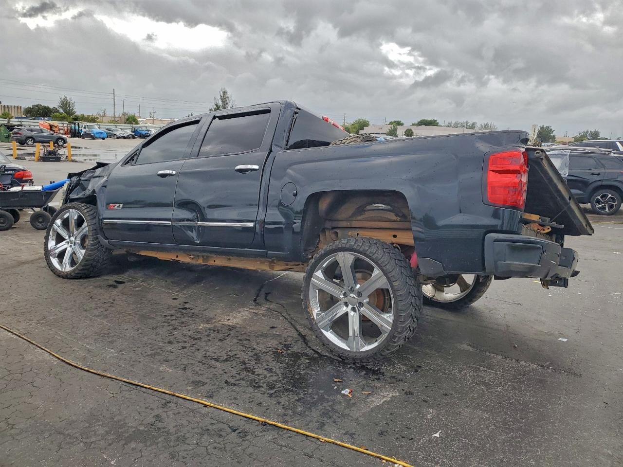 2015 CHEVROLET SILVERADO K1500 LT photo 2