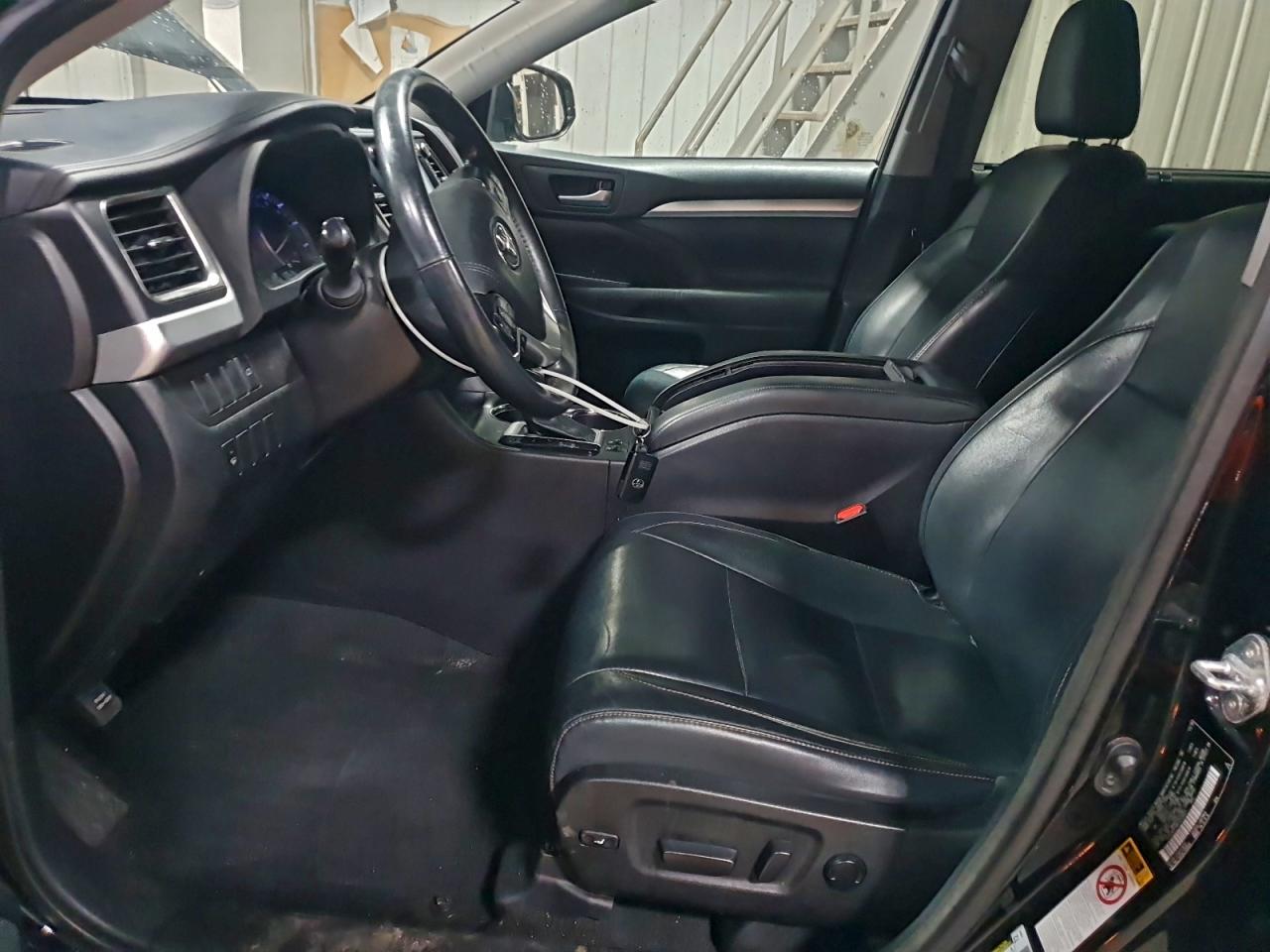 2016 TOYOTA HIGHLANDER XLE photo 13