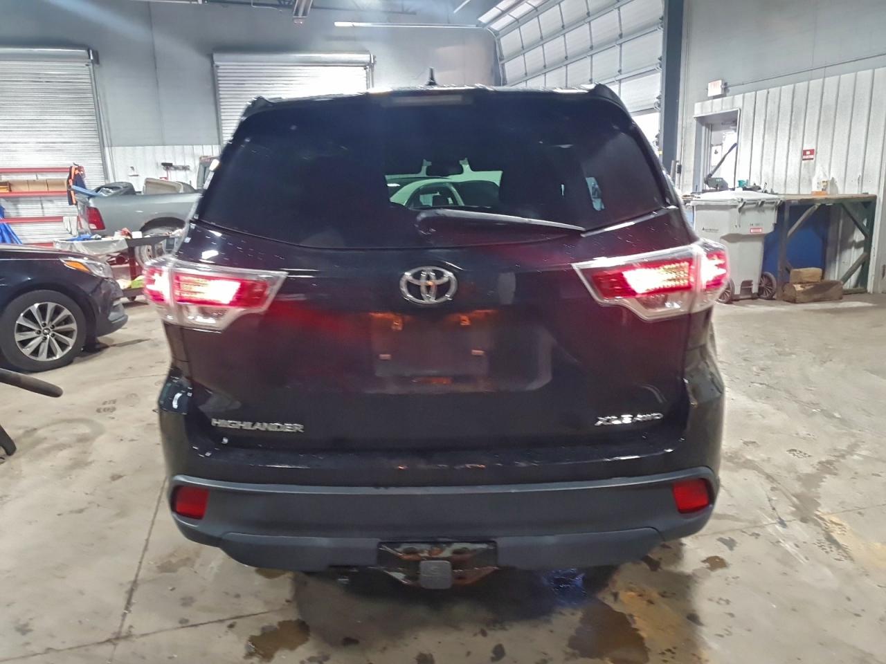 2016 TOYOTA HIGHLANDER XLE photo 11