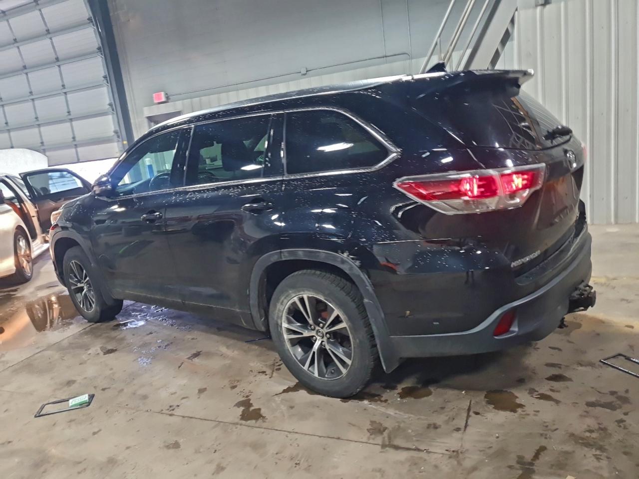 2016 TOYOTA HIGHLANDER XLE photo 3