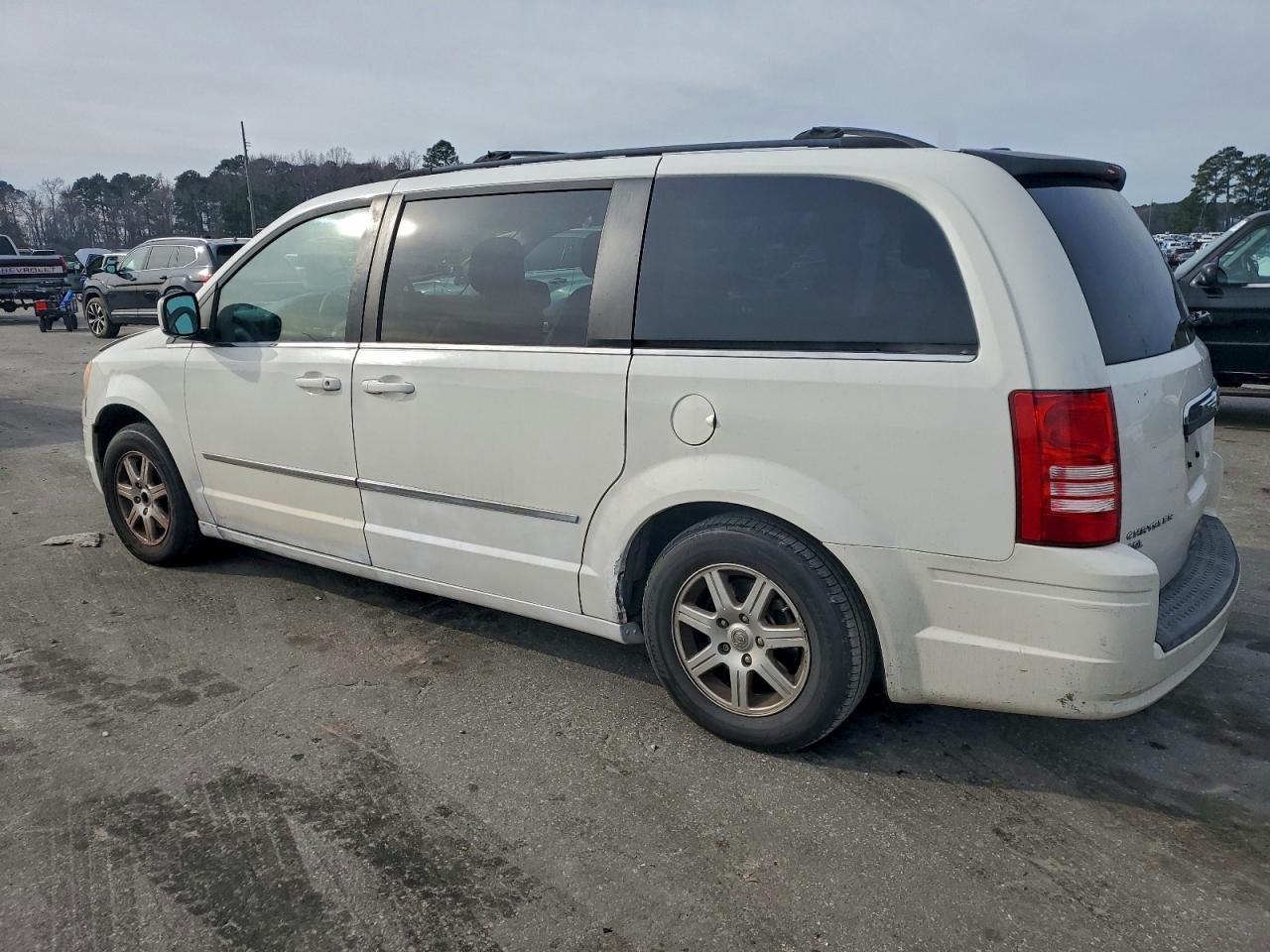 2010 CHRYSLER TOWN & COUNTRY TOURING PLUS photo 4