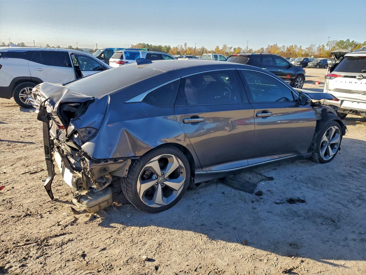 2018 HONDA ACCORD TOURING photo 3
