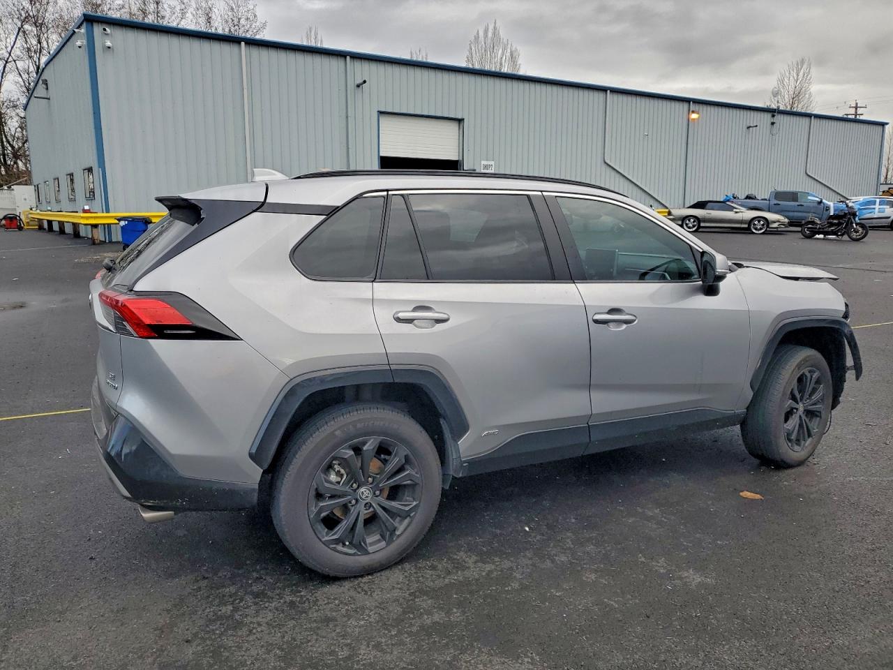 2022 TOYOTA RAV4 SE photo 3