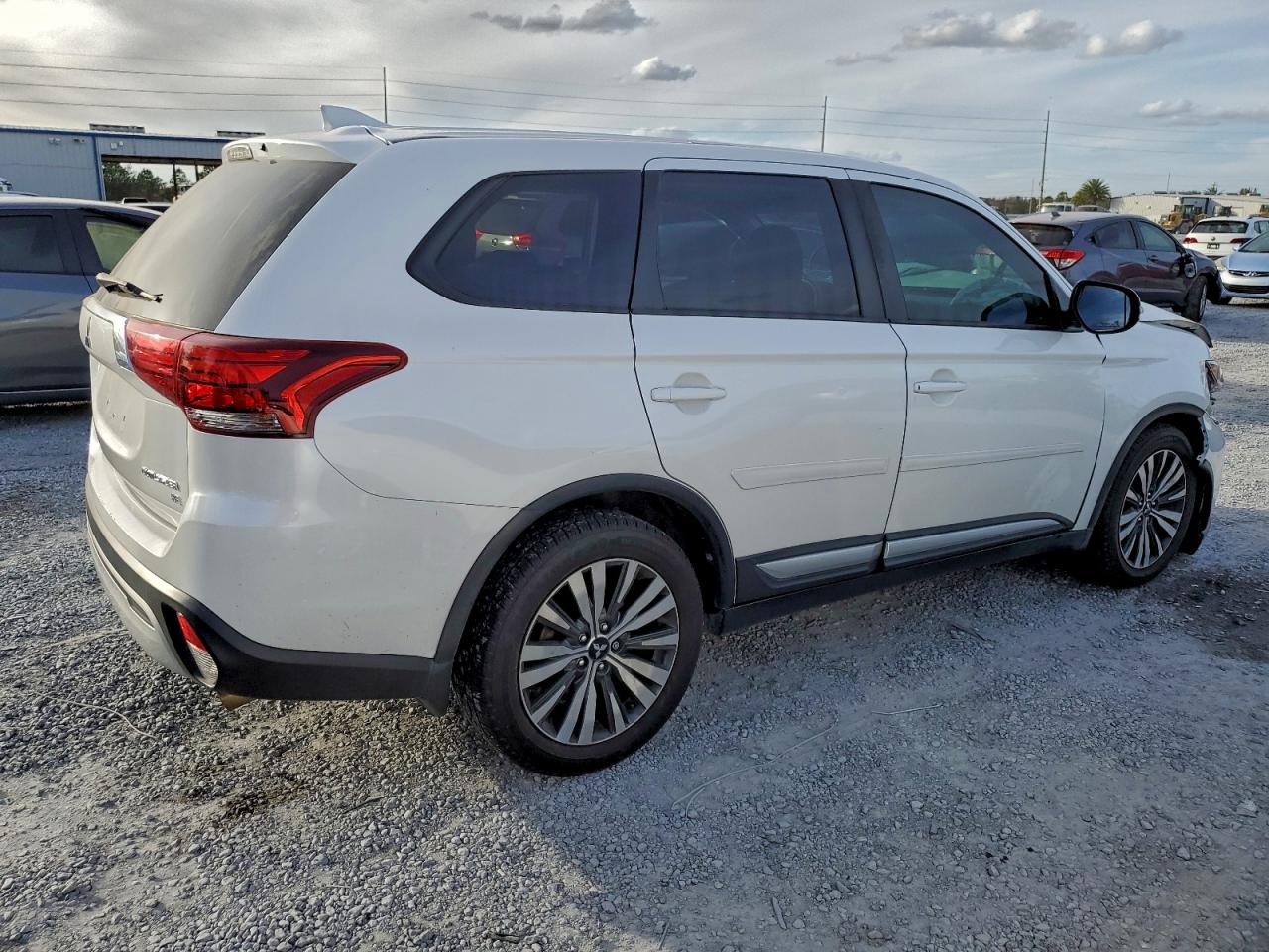 2019 MITSUBISHI OUTLANDER SE photo 3