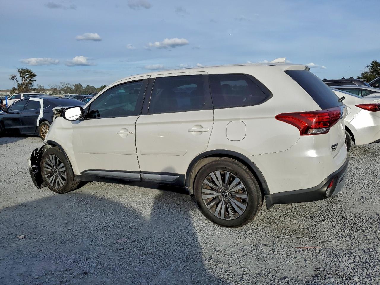 2019 MITSUBISHI OUTLANDER SE photo 2