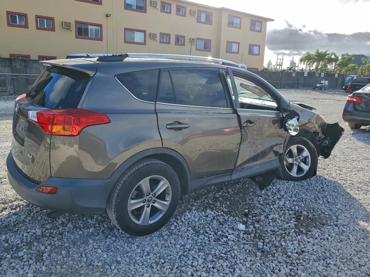 2015 TOYOTA RAV4 XLE photo 3