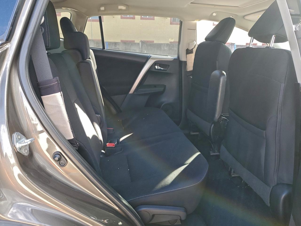 2015 TOYOTA RAV4 XLE photo 10