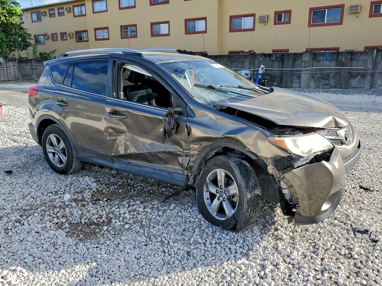 2015 TOYOTA RAV4 XLE photo 4