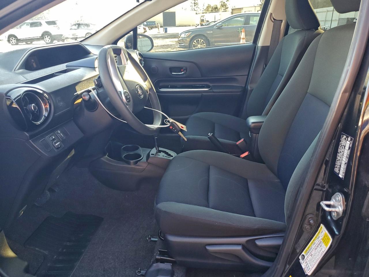 2016 TOYOTA PRIUS C photo 7