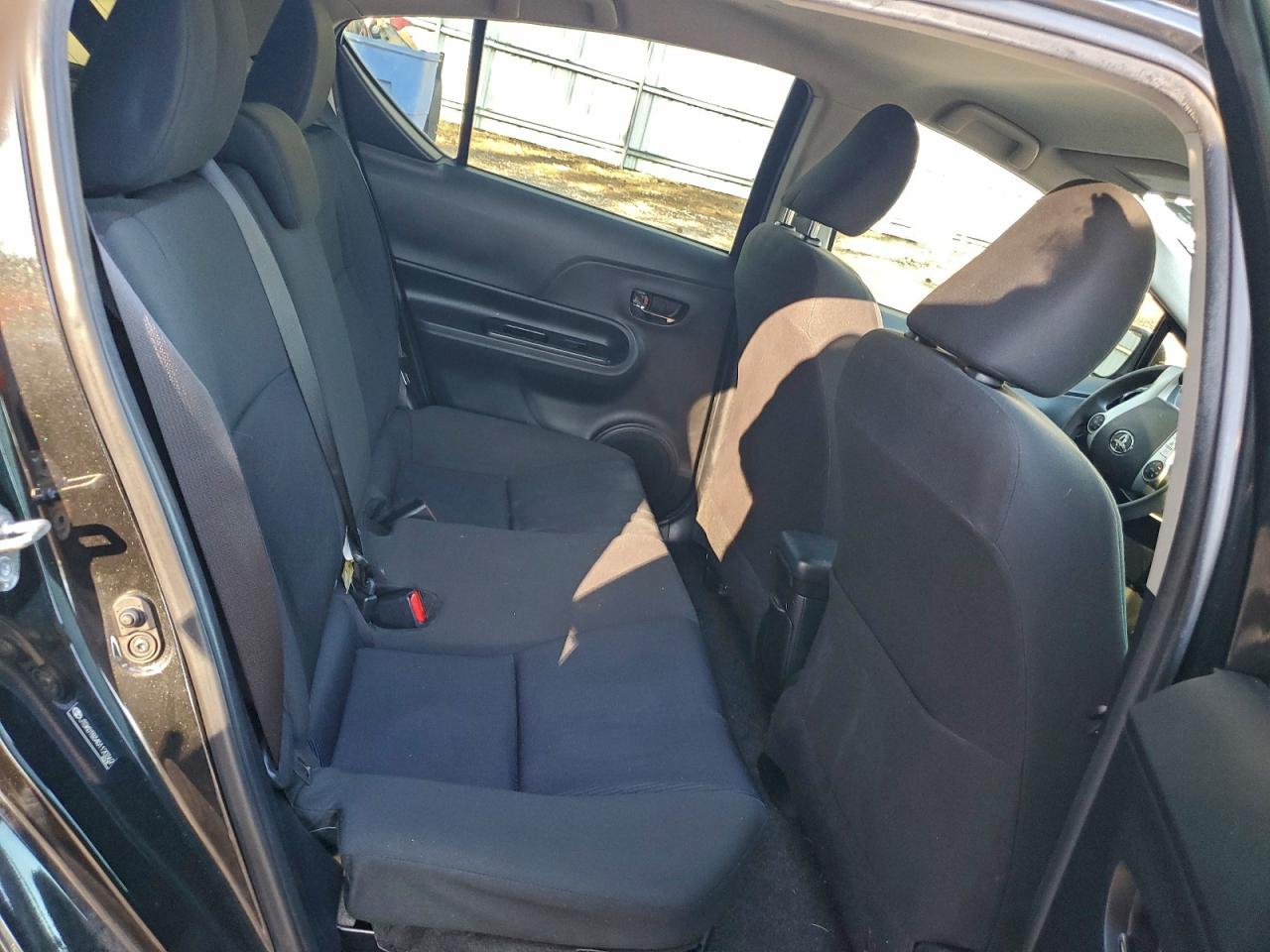 2016 TOYOTA PRIUS C photo 10