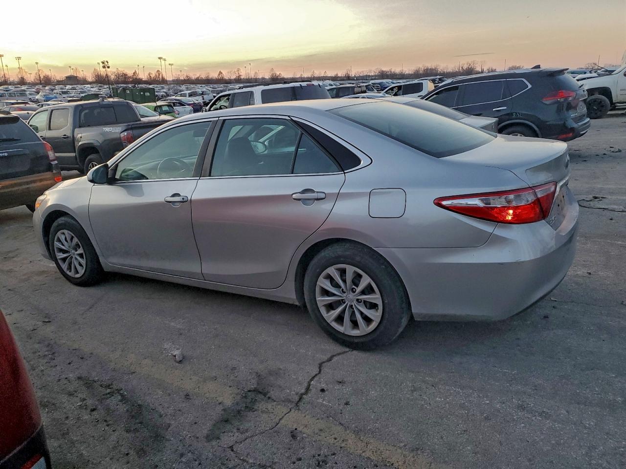 2016 TOYOTA CAMRY LE photo 2