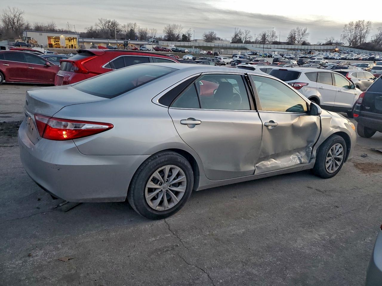 2016 TOYOTA CAMRY LE photo 3