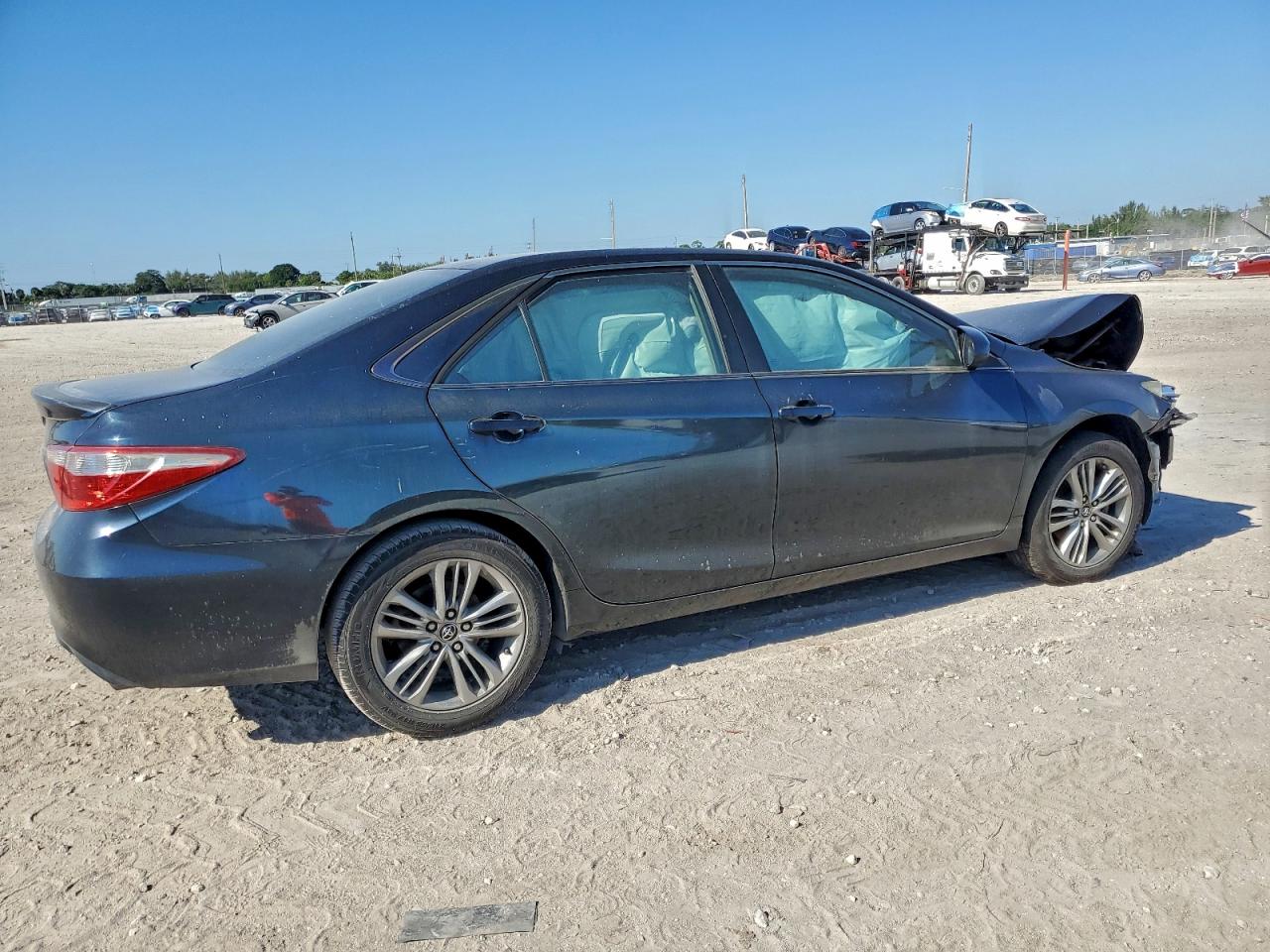 2015 TOYOTA CAMRY LE photo 3