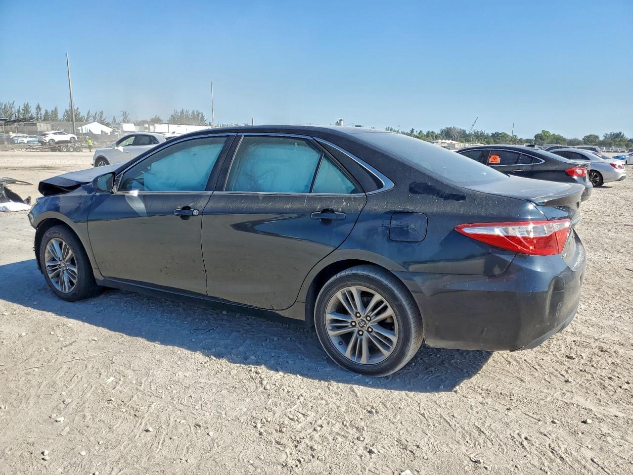 2015 TOYOTA CAMRY LE photo 2