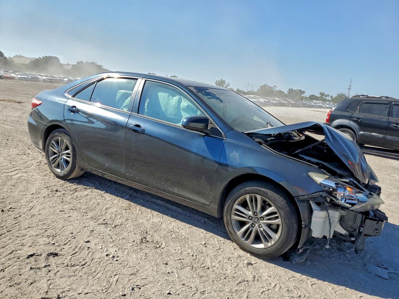 2015 TOYOTA CAMRY LE photo 4