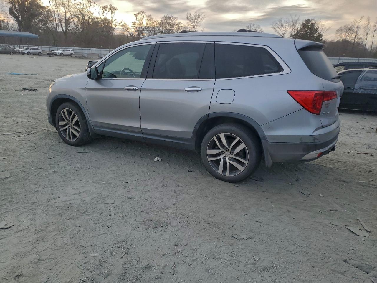 2016 HONDA PILOT TOURING photo 5