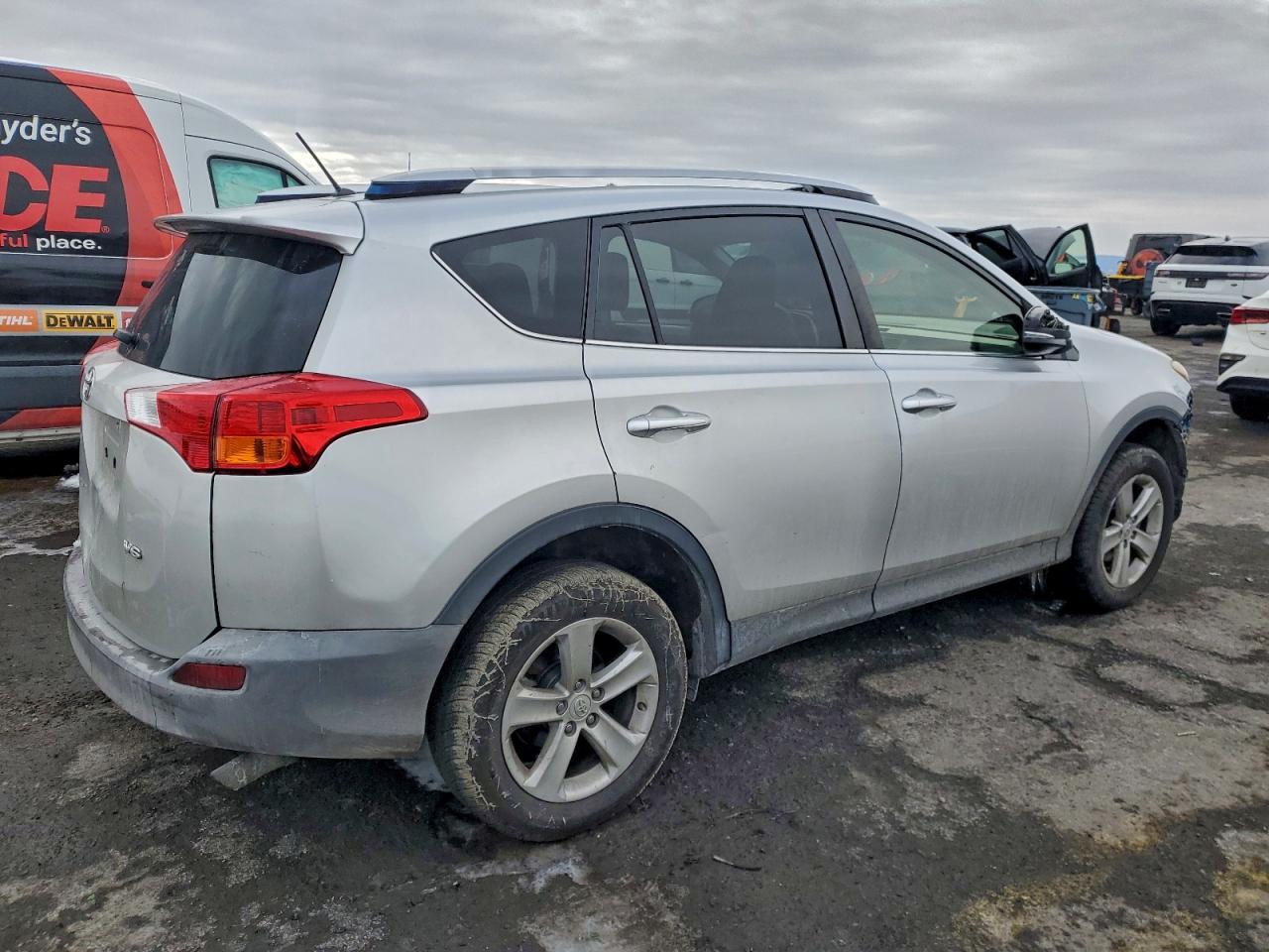 2013 TOYOTA RAV4 XLE photo 3